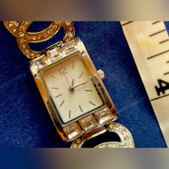 aMaZiNg ! Vintage Crystal Watch 🩷! - Picture 1 of 7